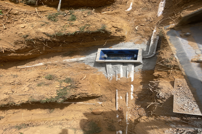 Concrete-secured distribution box ensuring proper leveling