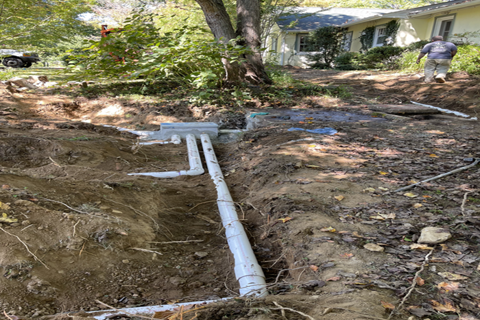 Septic distribution box setup with leveled drain pipes