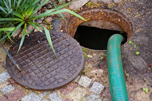 Septic tank cleaning process with a pump hose during service